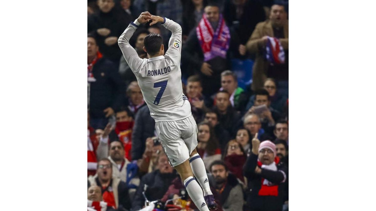 Cristiano Ronaldo celebra sus goles ante la grada del Vicente Calderón. EMILIO NARANJO