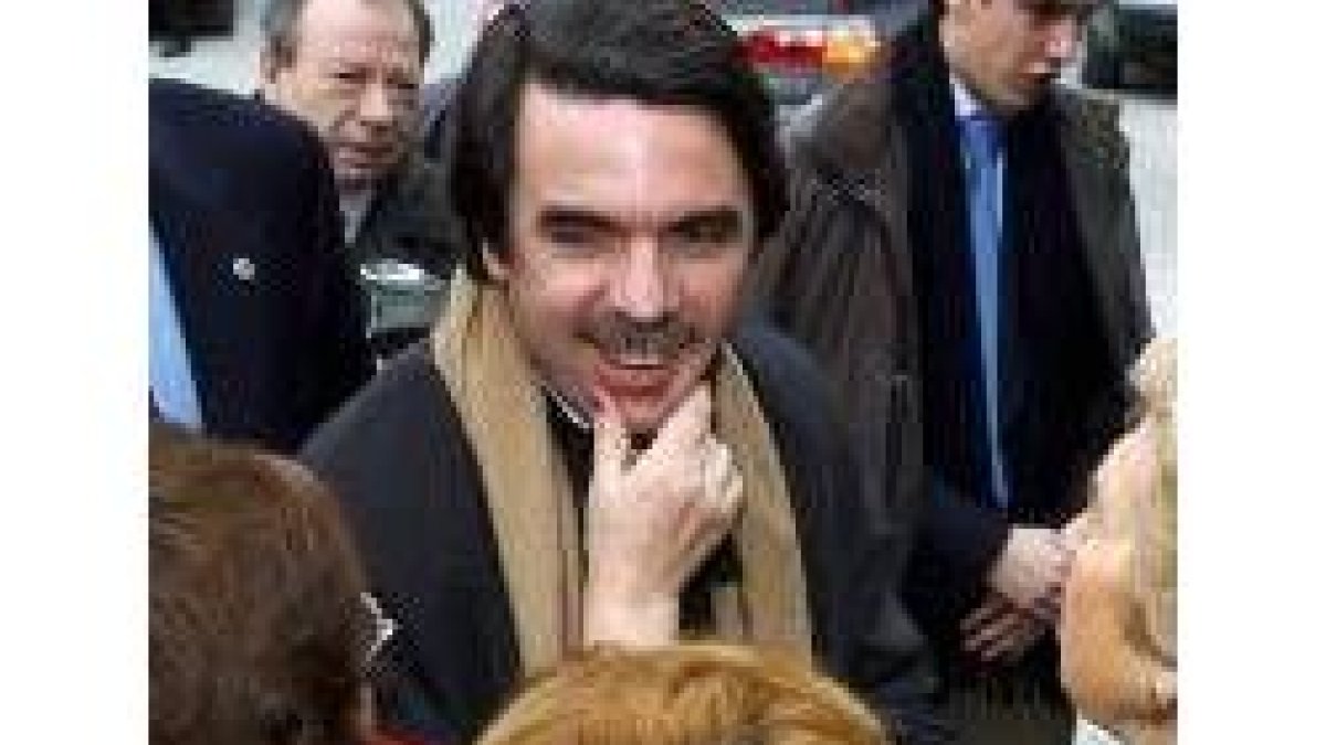 Aznar recibe felicitaciones de unas simpatizantes del PP
