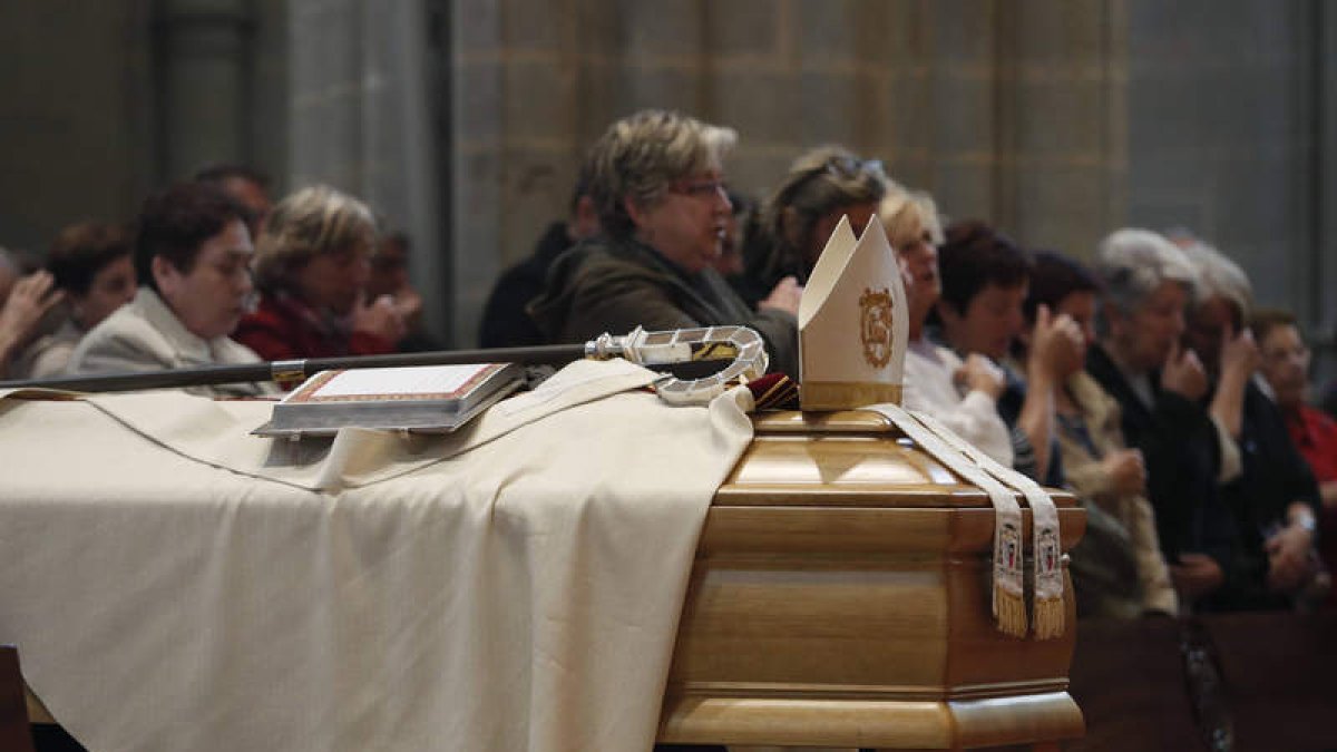 El féretro, con los símbolos pontificales. JESÚS F. SALVADORES