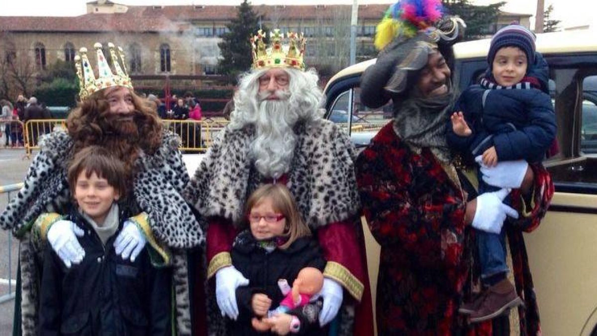 Los Reyes Magos con tres niños leoneses en la explanada de la Junta
