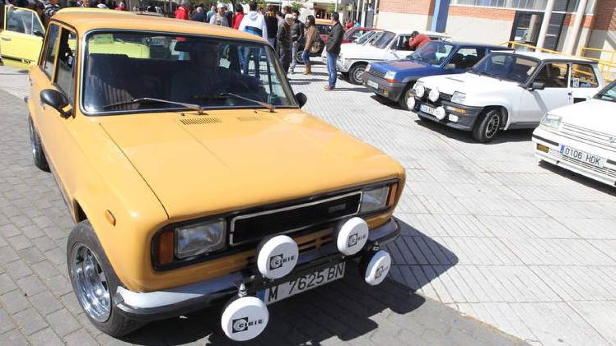 Un viejo Seat 124, ayer en la exhibición que tuvo lugar dentro de las fiestas de Cuatrovientos.