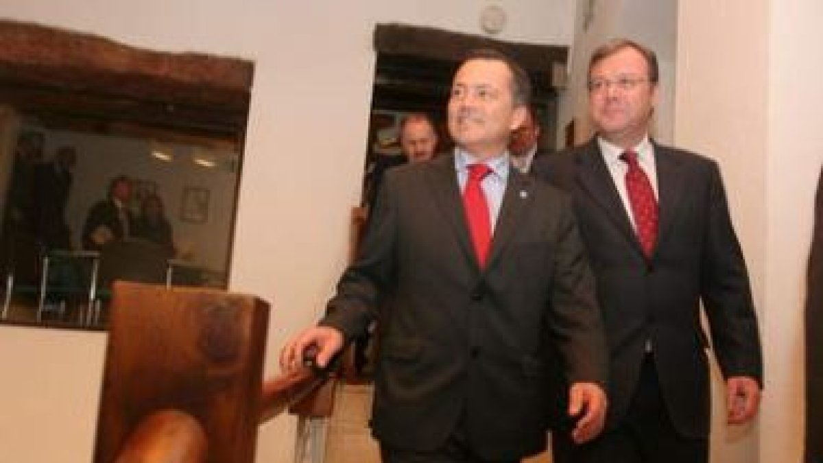 El conselleiro de Infraestructuras, Agustín Hernández, y el consejero de Fomento, Antonio Silván, en