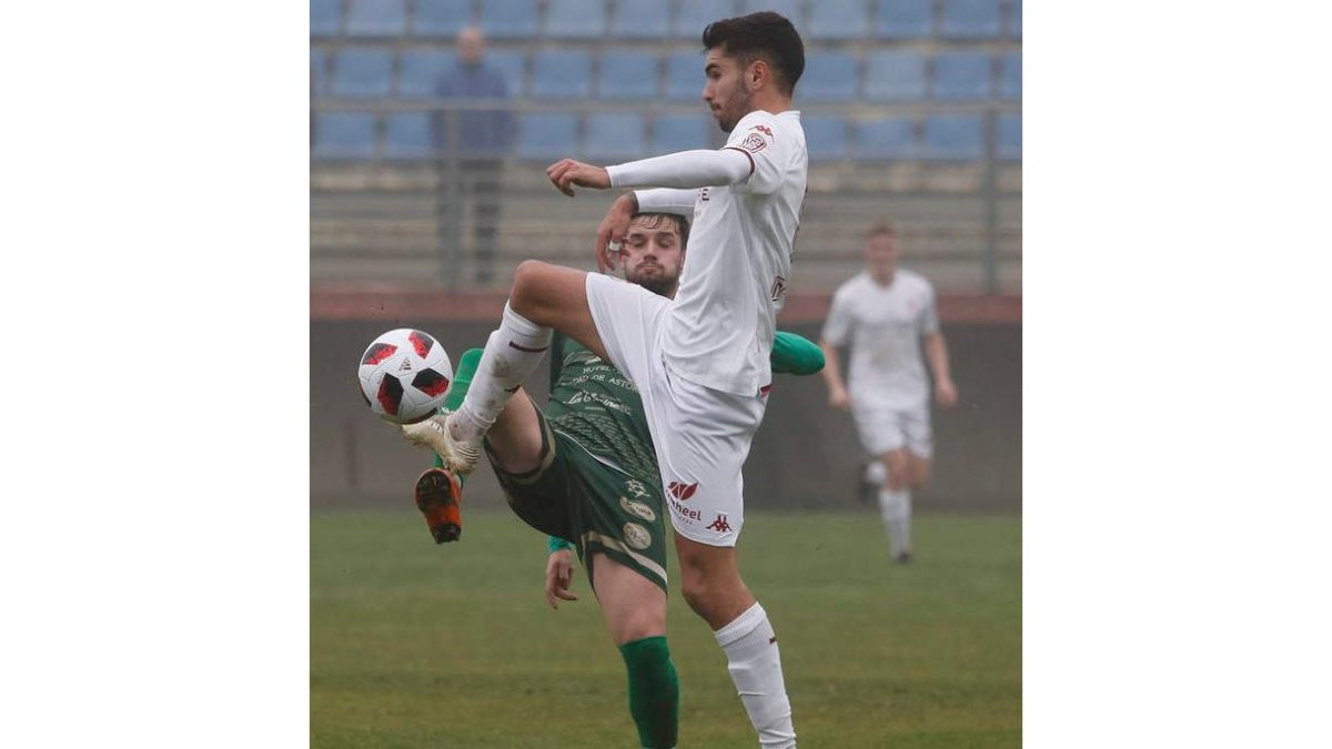 El equipo maragato supo utilizar el control del balón para lograr la victoria. JESÚS F. SALVADORES