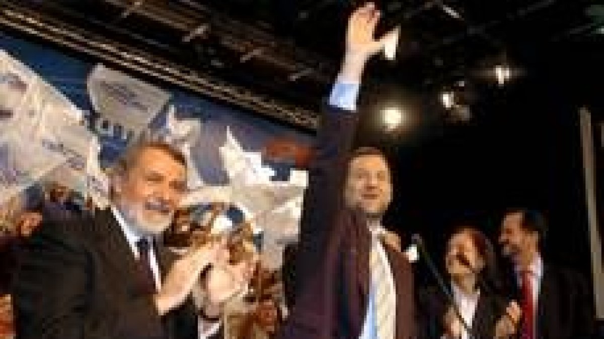 Mayor Oreja y Rajoy, en el mitin del candidato ayer en Bilbao