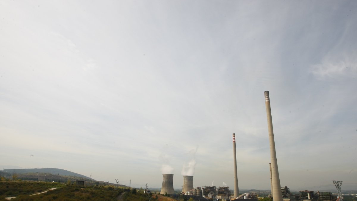 La central térmica Compostilla II cuando todavía estaba activa. L. DE LA MATA