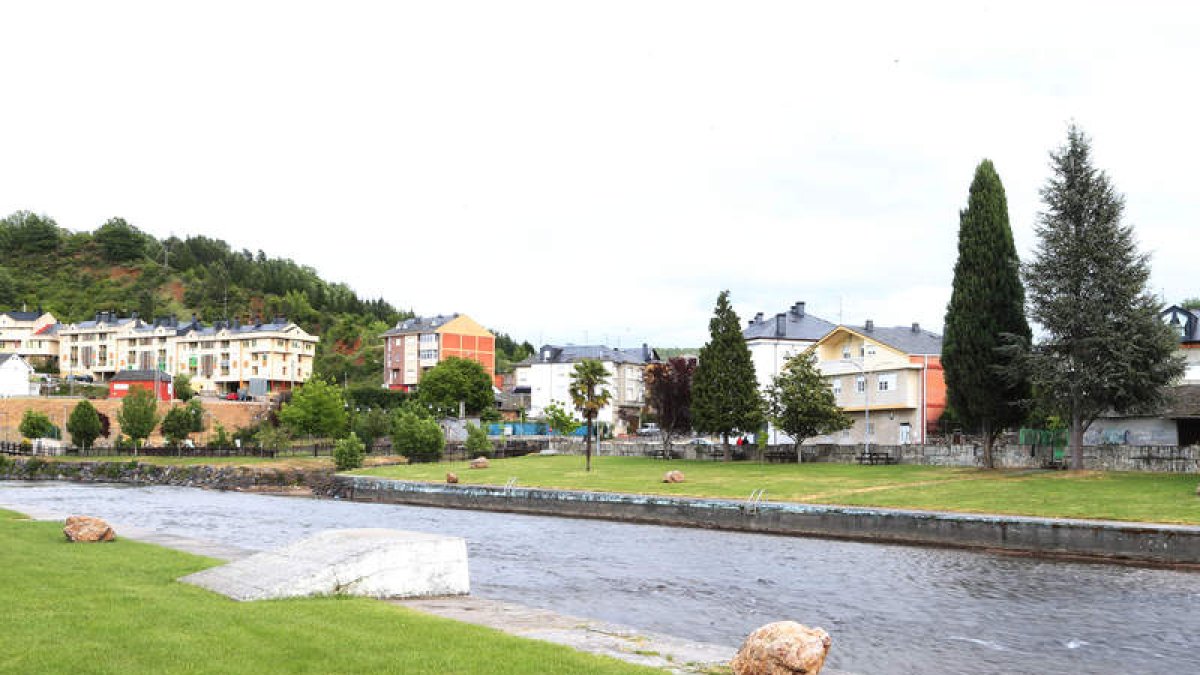 La playa fluvial de Vega será el punto neurálgico de la diversión en las fiestas. ANA F. BARREDO