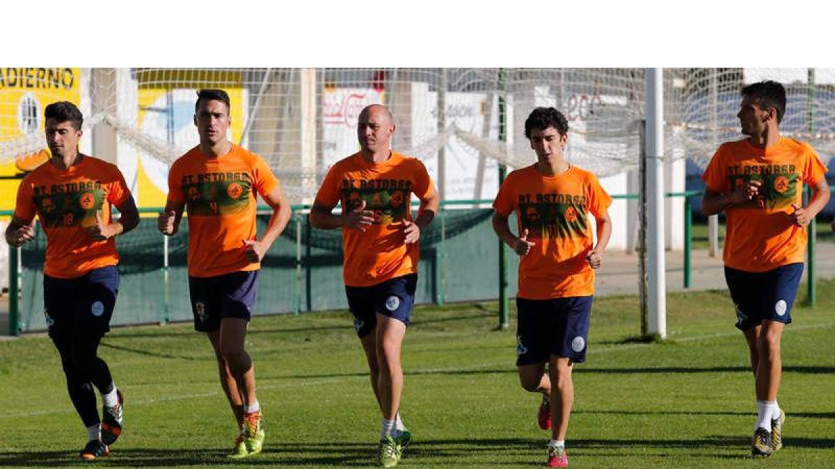 Los jugadores del Astorga preparan el choque ante el Somozas.