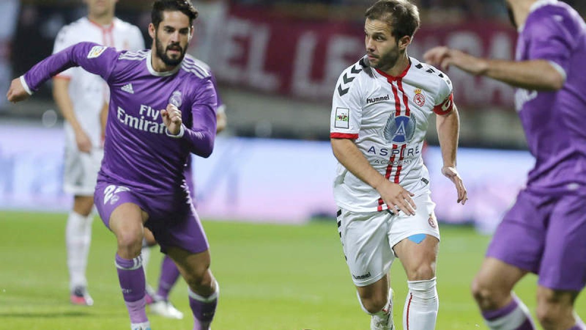 Antonio Martínez conduce el balón ante la mirada de Isco. RAMIRO/MARCIANO