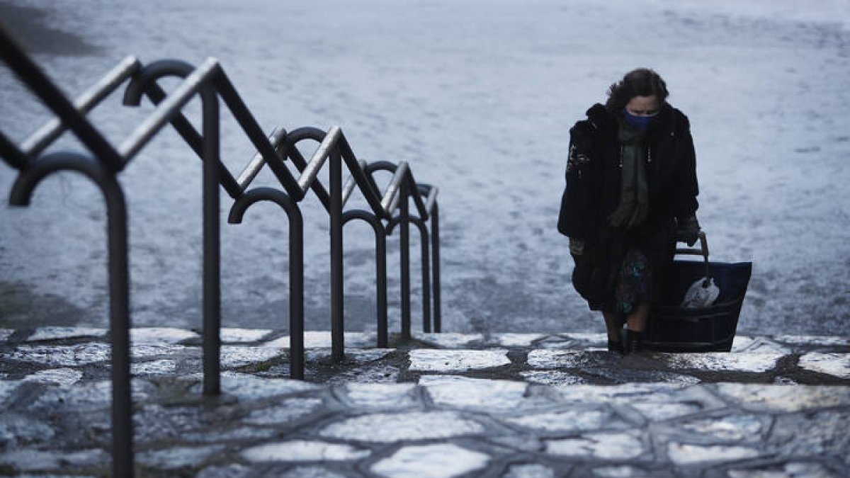 Una mujer se protege contra el frío. JESÚS F. SALVADORES
