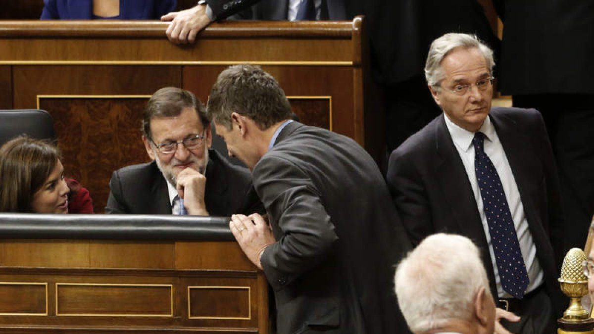Gómez de la Serna pasa al lado de Rajoy, ayer, en la constitución del Congreso.
