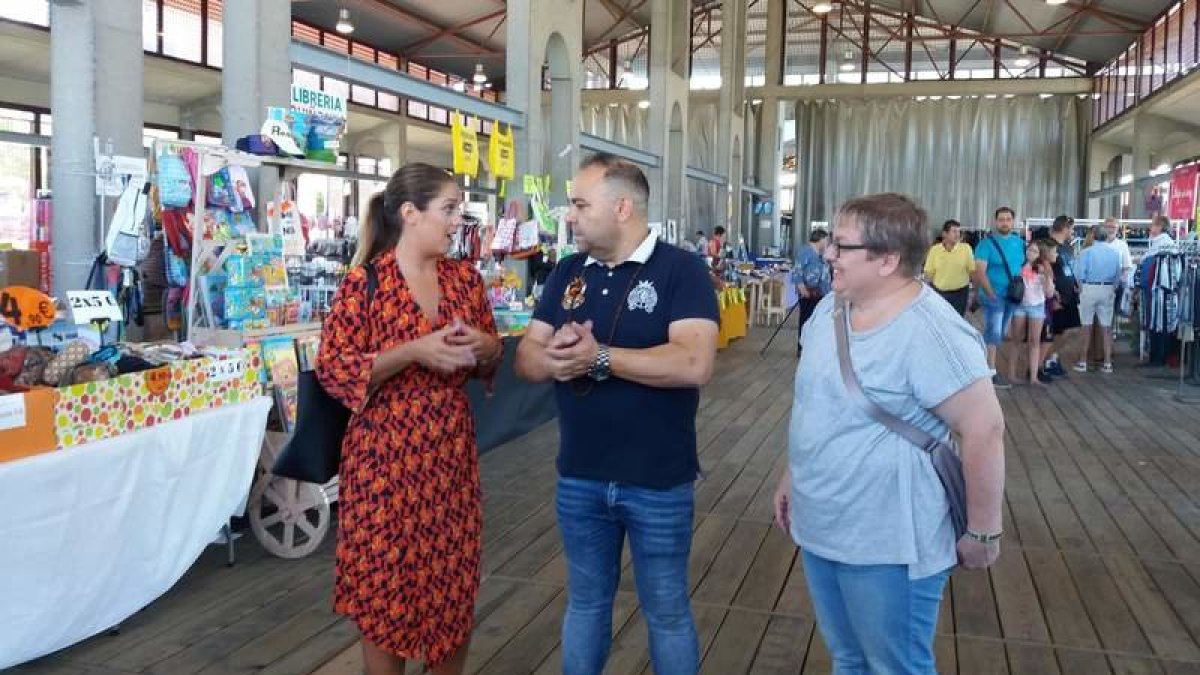 Inauguración ayer de la Feria de las Rebajas en el Museo del Ferrocarril de Ponferrada. C. P.