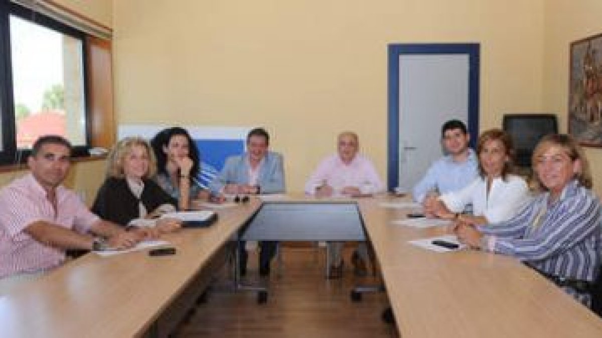 García, Baza, Prieto, Herrero, Chamorro, Vélez, Álvarez y Lage en la reunión de reparto de áreas.
