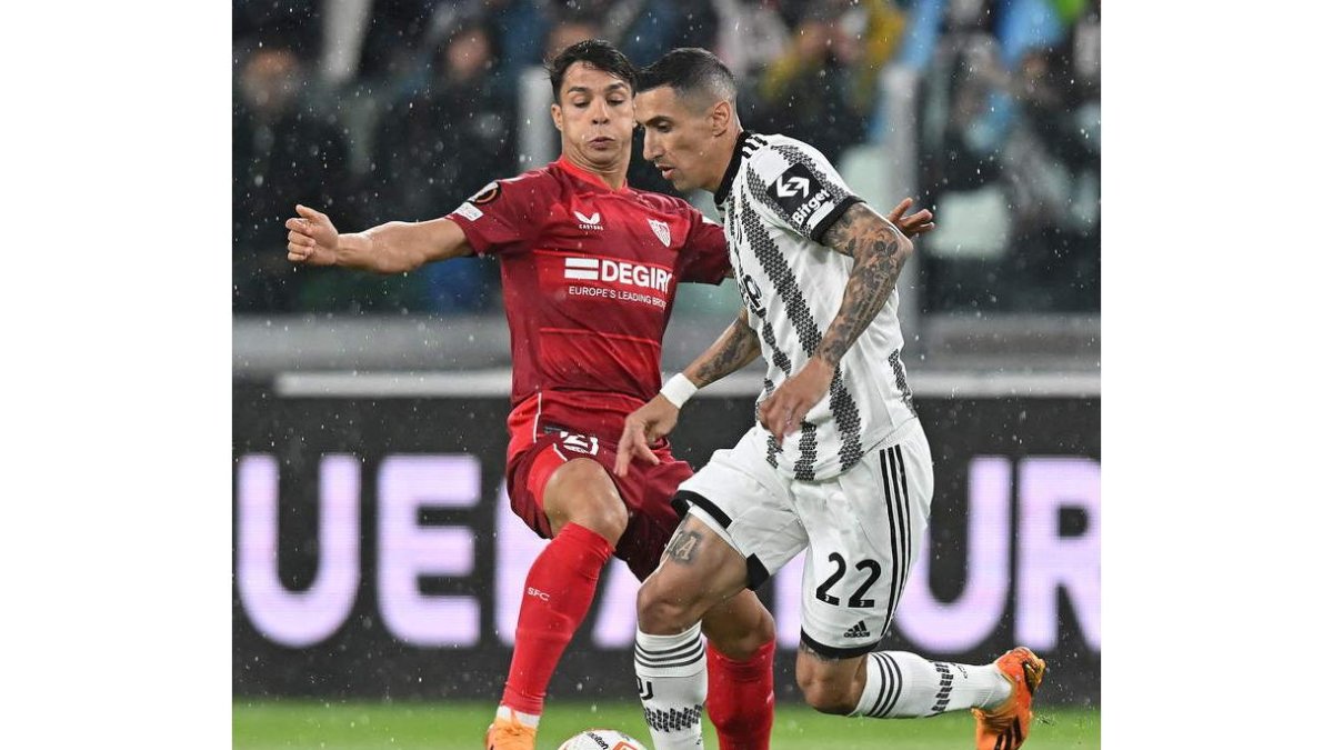 Oliver Torres pugna por el control del balón con Di María. SOCCER