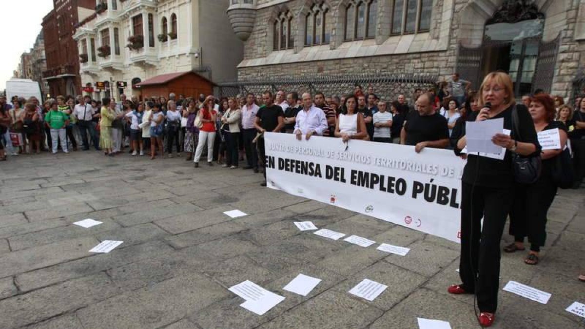 Varios empleados públicos se manifiestan en la plaza de Botines contra los recortes.