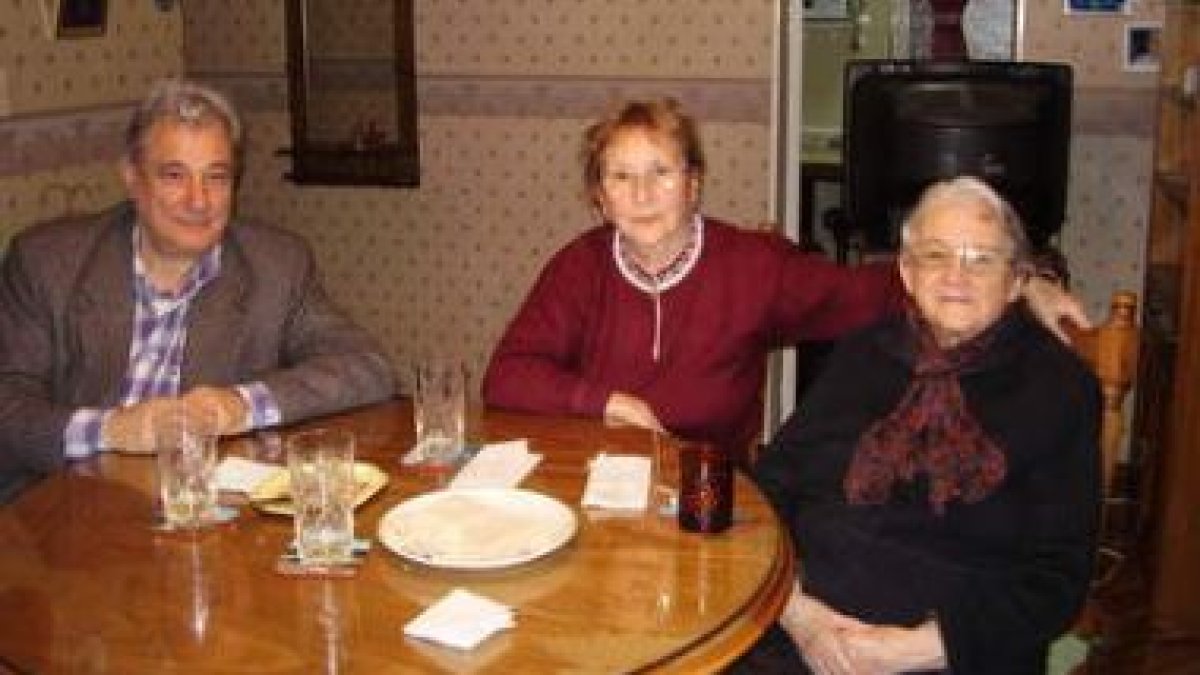 Nicanora García, que hoy cumple 102 años y que ha pasado más de media vida en Buenos Aires, con sus