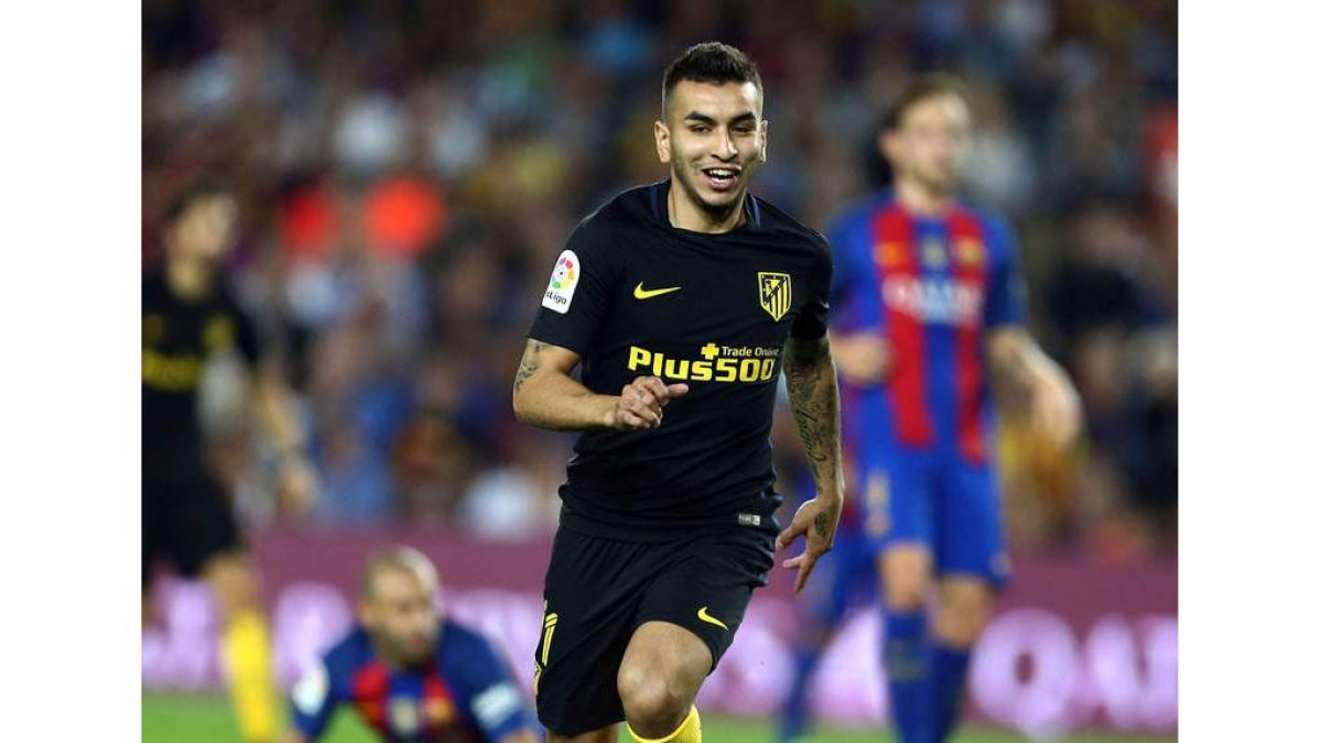 Correa celebra el gol del empate ante el Barcelona. TONI ALBIR