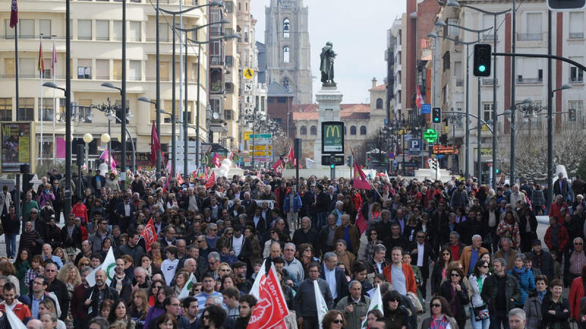 Miles de leoneses secundaron la llamada en defensa del tren para León