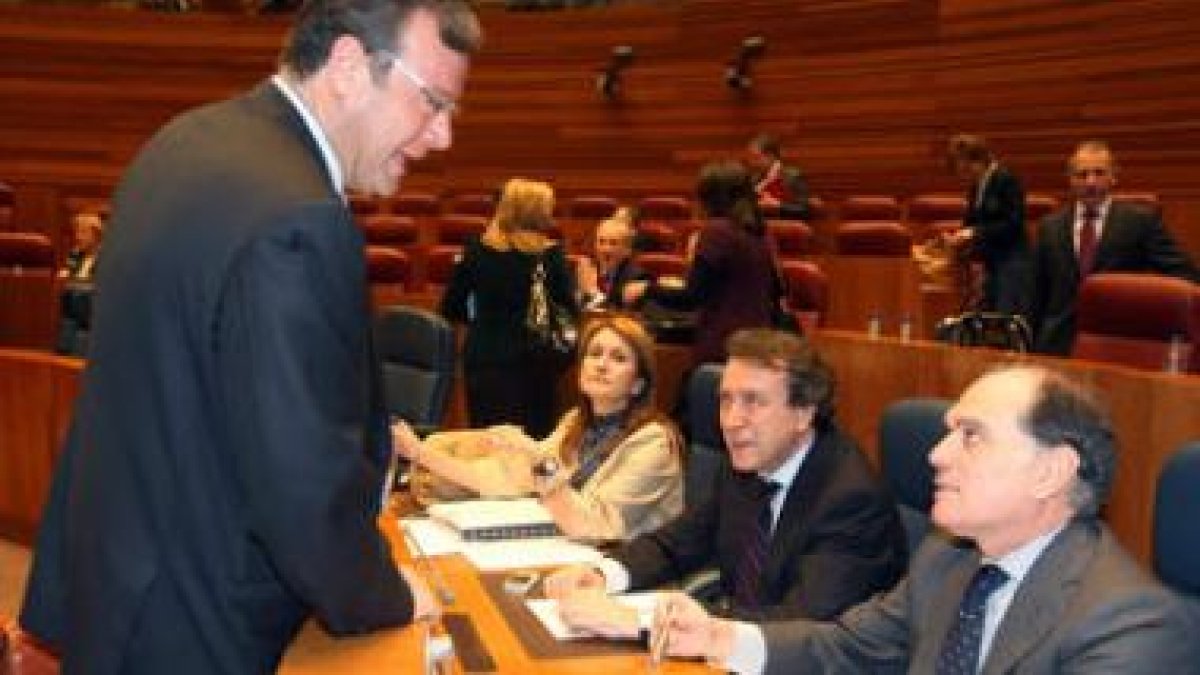 Antonio Silván conversa con los consejeros Isabel Alonso, De Santiago Juárez y Tomás Villanueva ante
