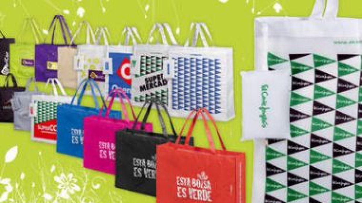 Bodegón de bolsas reutilizables diseñadas por El Corte Inglés.