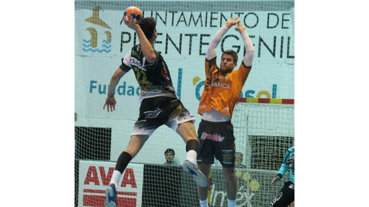 Sebas Simonet busca a un compañero para percutir sobre la defensa de Puente Genil. LOF