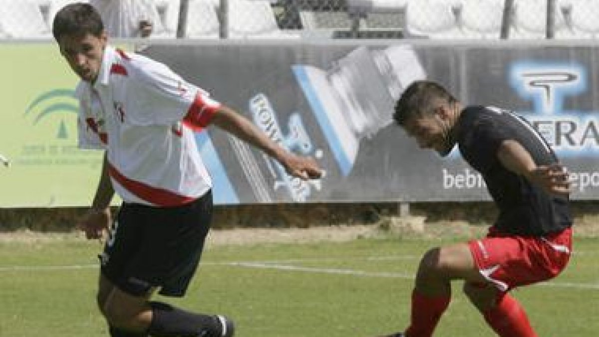 El sevillista Manuel Redondo es, de momento, la última incorporación blanquiazul.