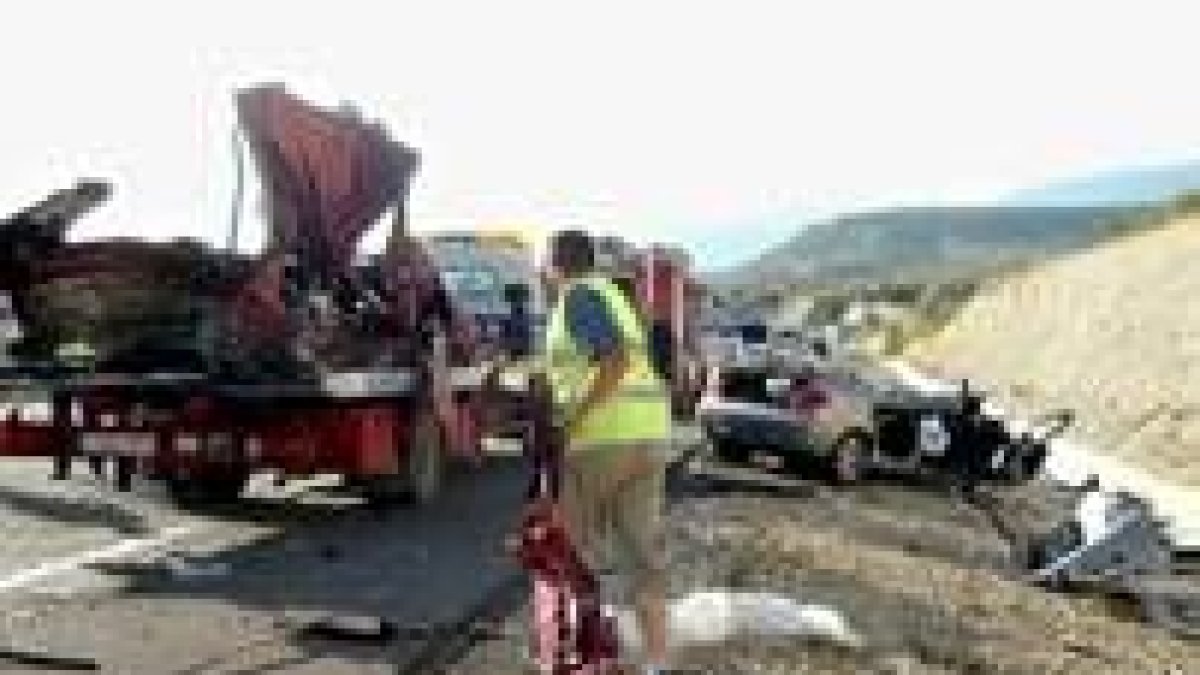 Los servicios de rescate intentan despejar la zona tras la colisión múltiple