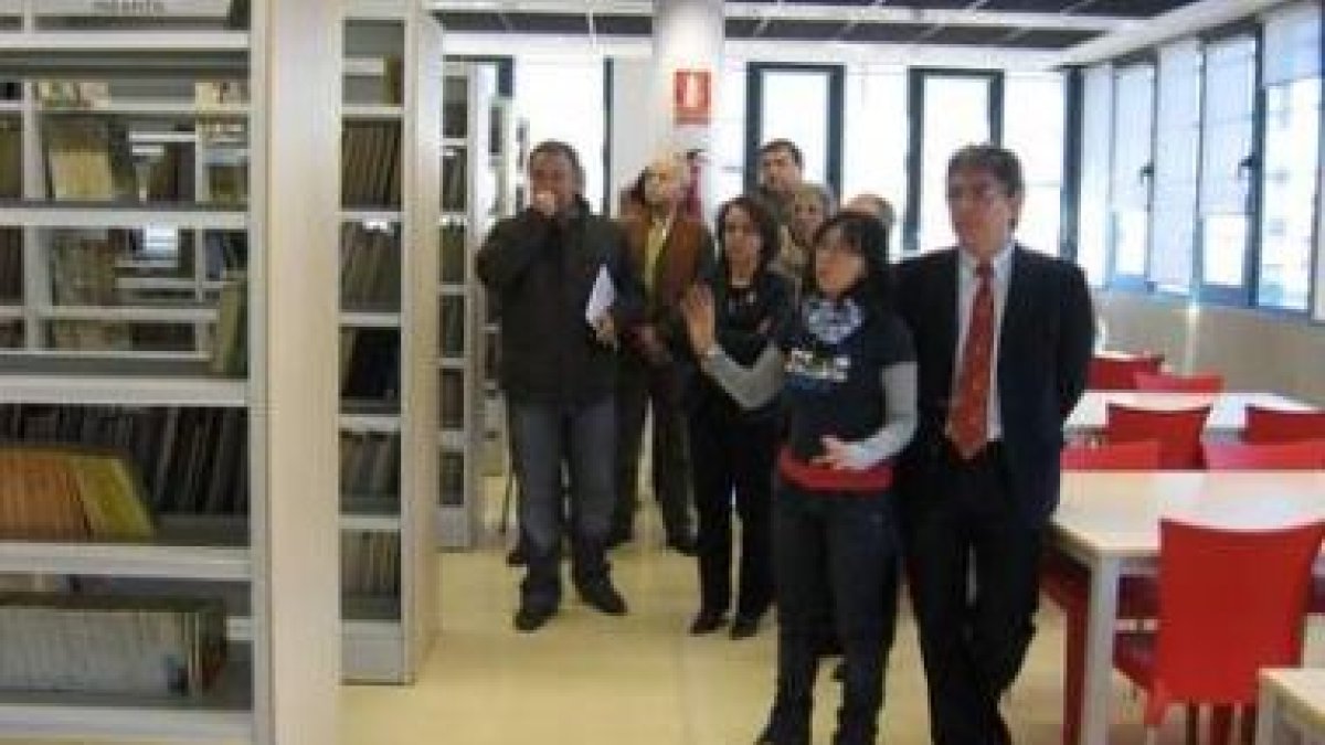 El alcalde, Jesús Esteban, fue uno de los primeros en visitar las nuevas instalaciones de la bibliot