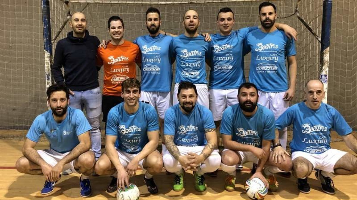 Formación del equipo Luxury Café que disputa la Liga Veteranos Asisa.