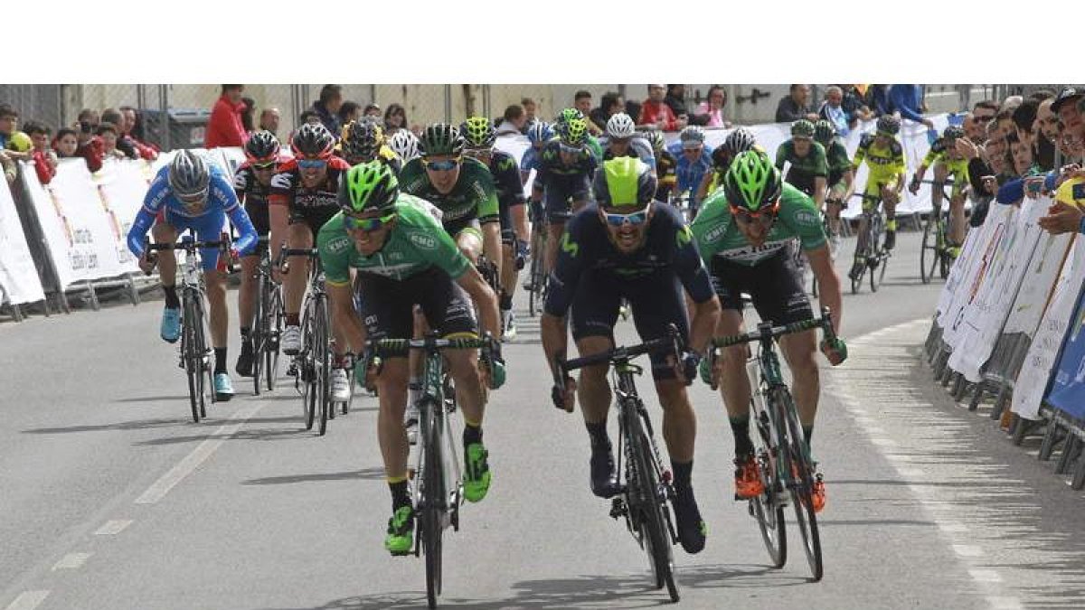 Pello Bilbao (i) superó en el sprint a Sanz y Barbero, su compañero en el Caja Rural.