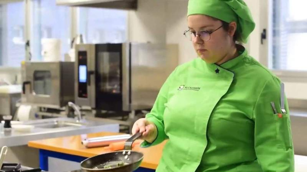 La joven coyantina Beatriz Llamazares, elaborando uno de sus platos. DL