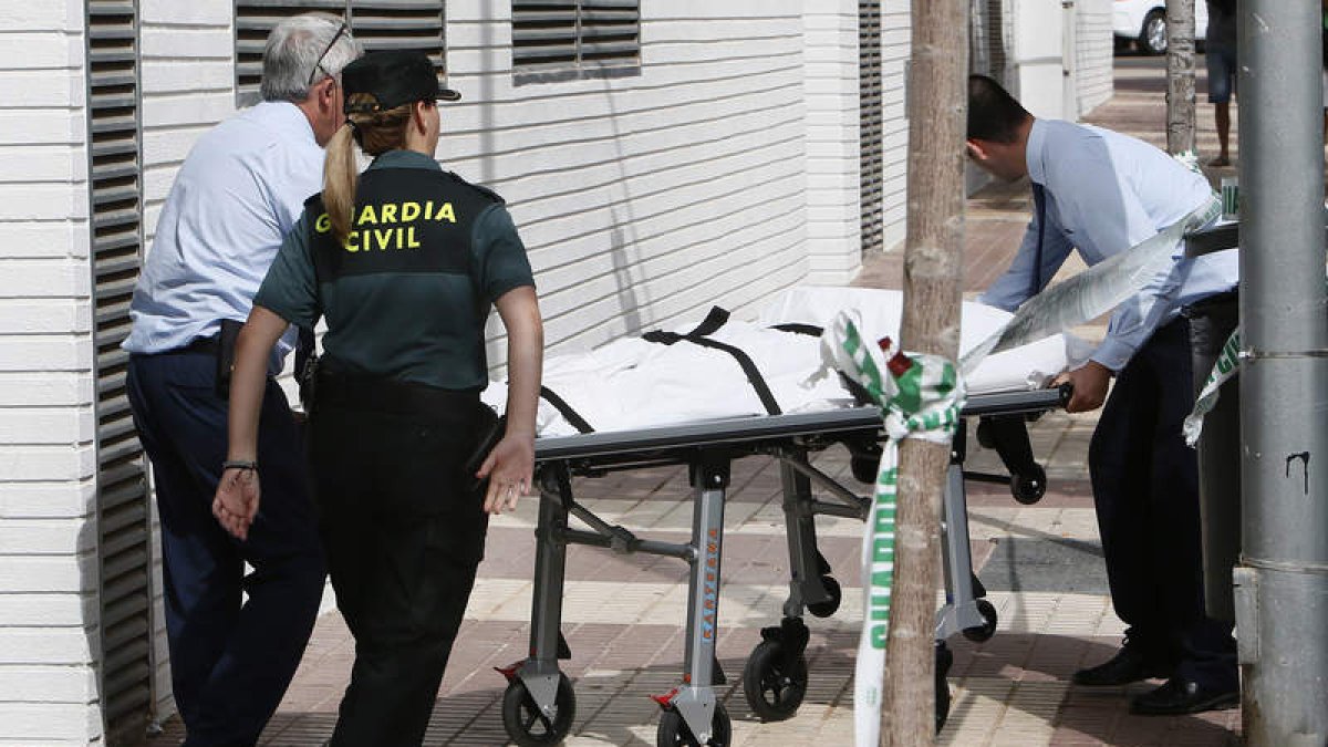 Traslado del cuerpo de la mujer fallecida en la localidad castellonense de Benicàssim. DOMENECH CASTELLÓ