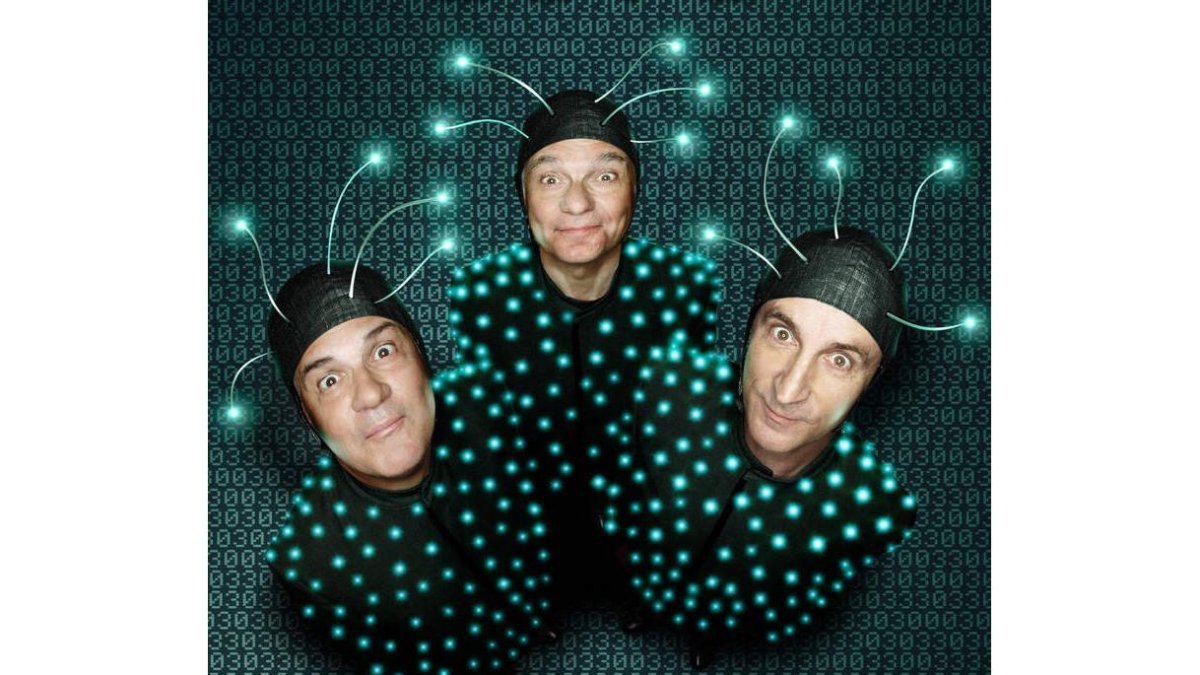 Joan Gràcia, Carles Sans y Paco Mir, integrantes de Tricicle, ataviados de ‘Bits’.