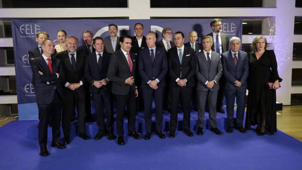 Empresarios, premiados y autoridades, este viernes momentos antes de iniciar la gala del Día de la Empresa de la Fele-. FERNANDO OTERO