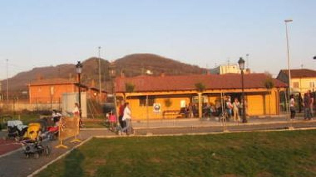 Las instalaciones están diseñadas para el disfrute de pequeños y mayores con juegos y zonas verdes