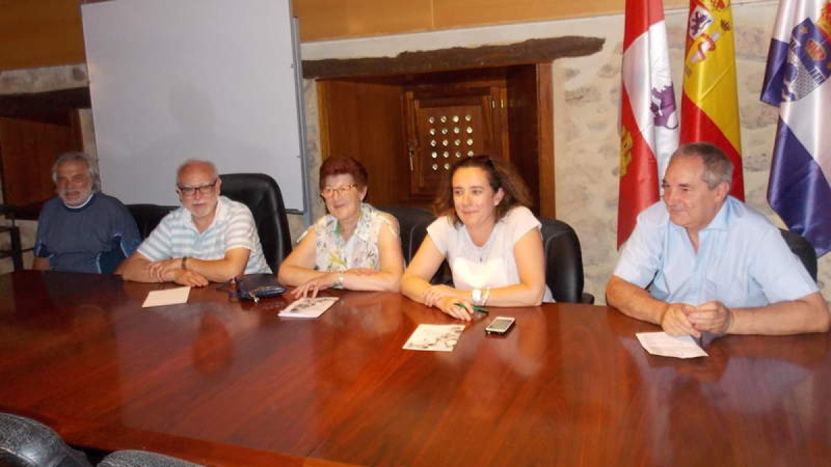 La alcaldesa y los artistas durante la presentación del acto.