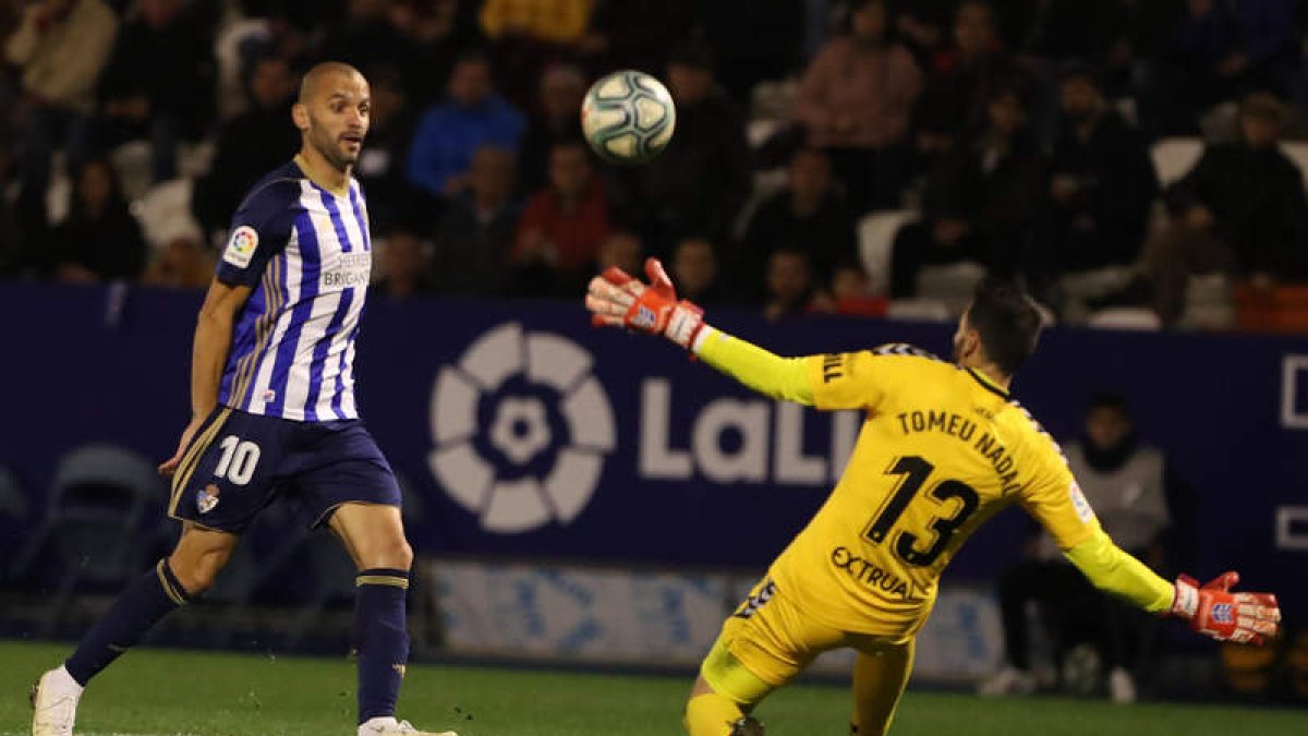 Yuri trata de superar Tomeu Nadal en la pasada Liga. L. DE LA MATA