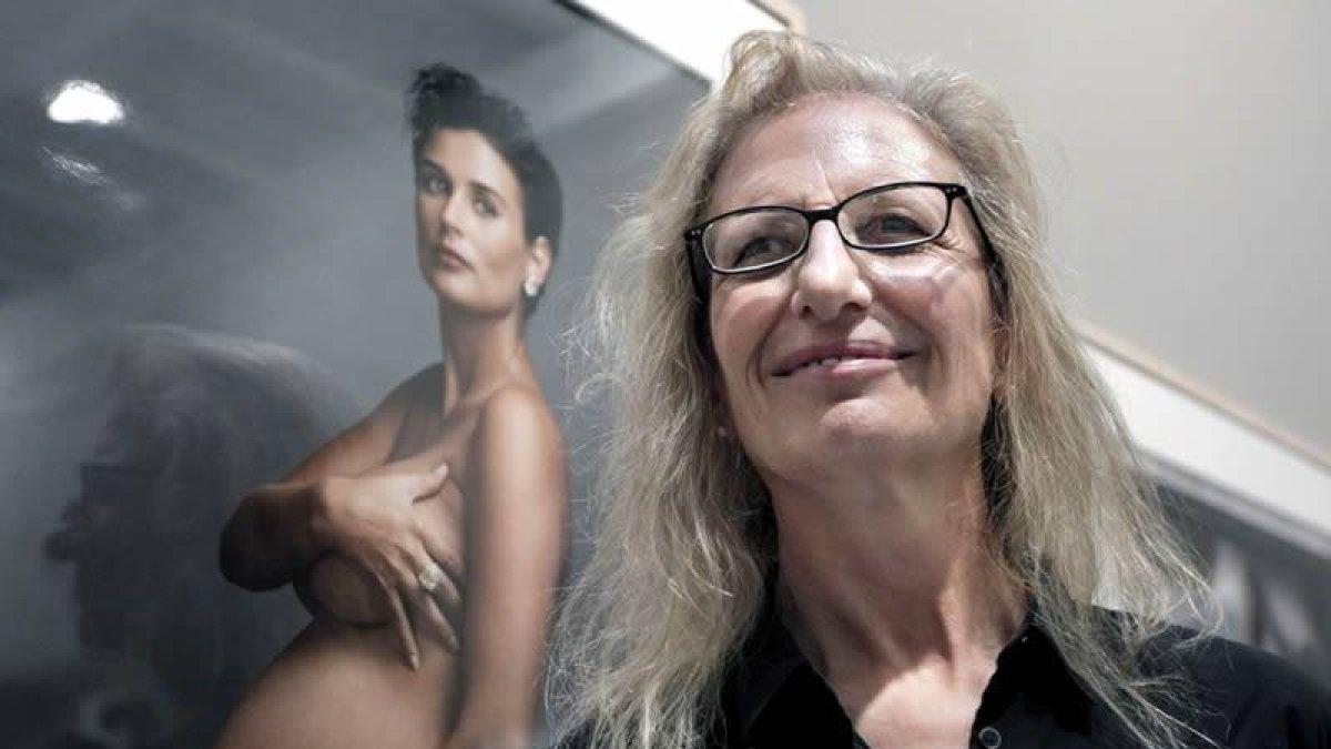 Annie Leibovitz ante una de sus fotografías más polémicas, la de la actriz Demi Moore desnuda y embarazada en 1991.