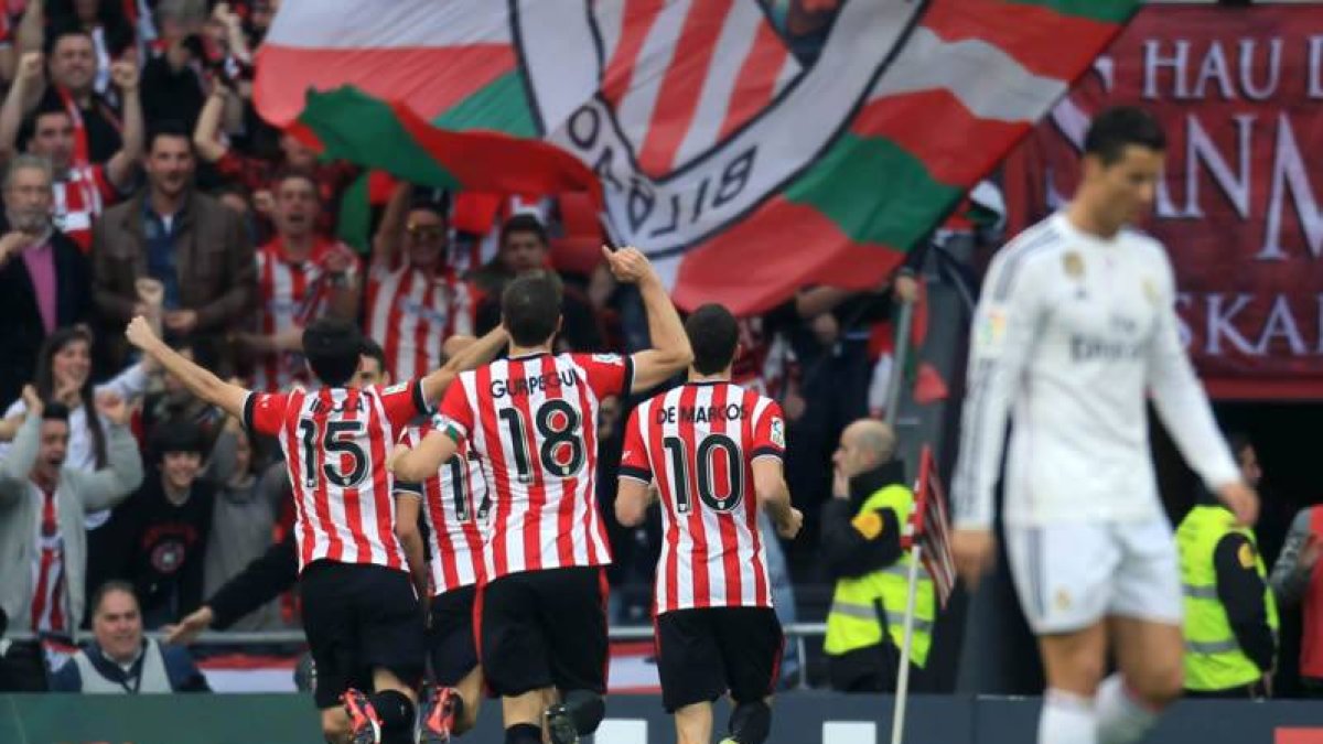 El delantero del Athletic de Bilbao, Aritz Aduriz, recibe la felicitación de sus compañeros tras marcar el gol que daría la victoria al Athletic.