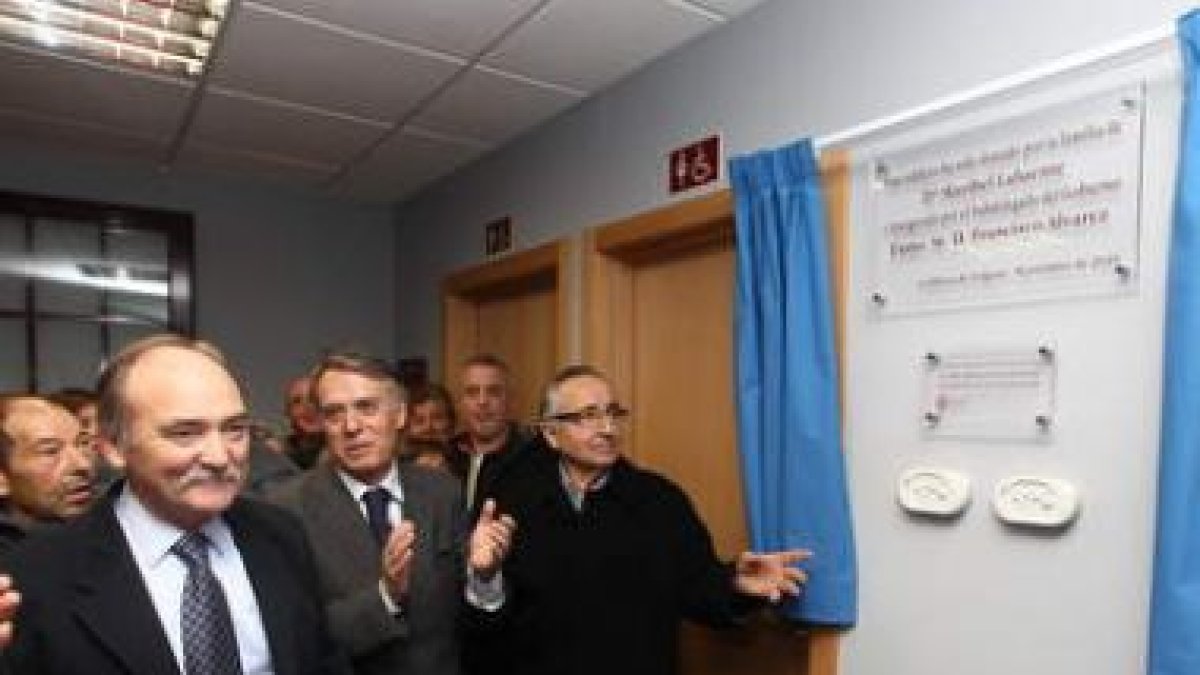 El regidor de Folgoso, Manuel Otero, y el subdelegado del Gobierno, descubriendo la placa.