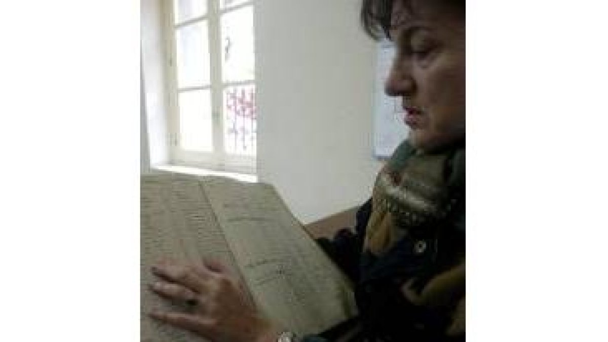Una sobrina de Manuel revisa el archivo del cementerio