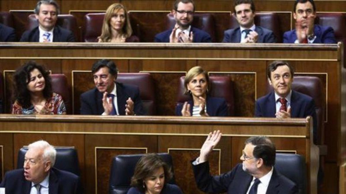 Mariano Rajoy agradece el apoyo de su grupo parlamentario tras su discurso del 27 de octubre.