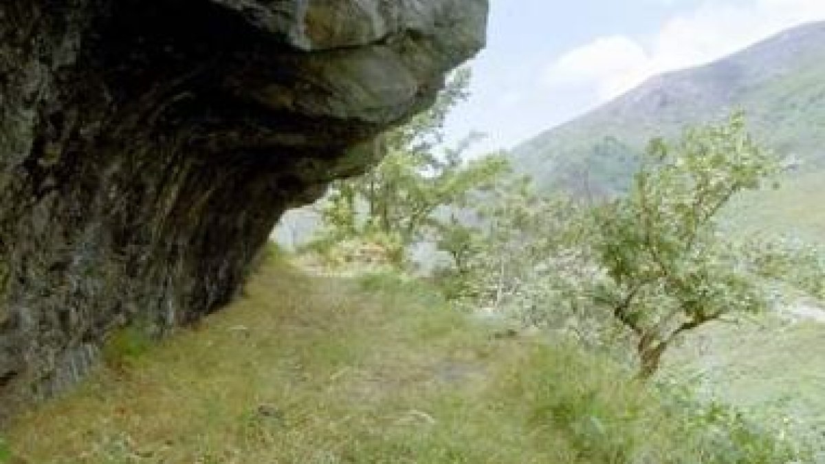 Uno de los canales romanos cercanos al pueblo de Llamas de Cabrera, e imagen de una -˜hacendera-™ an