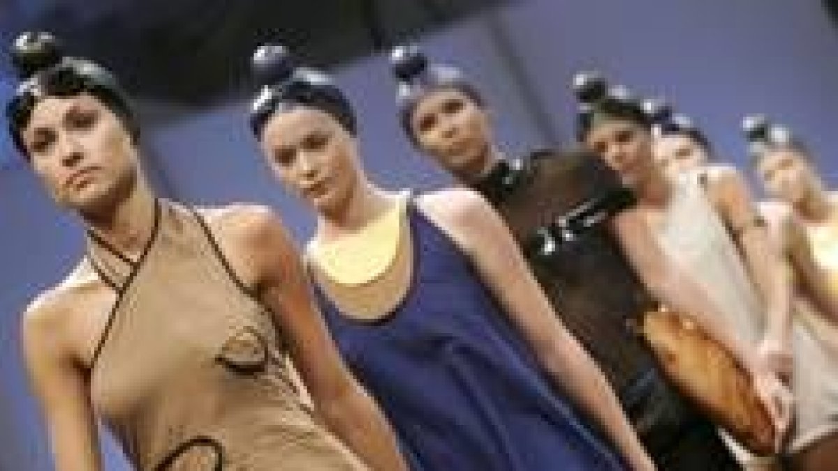 Modelos exponen los diseños de las jóvenes promesas de la moda en los días previos a los desfiles