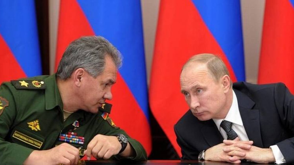 Putin (derecha) habla con el ministro ruso de Defensa, tras visitar una academia militar en Ryazan, a 100 km al sureste de Moscú, este miércoles.