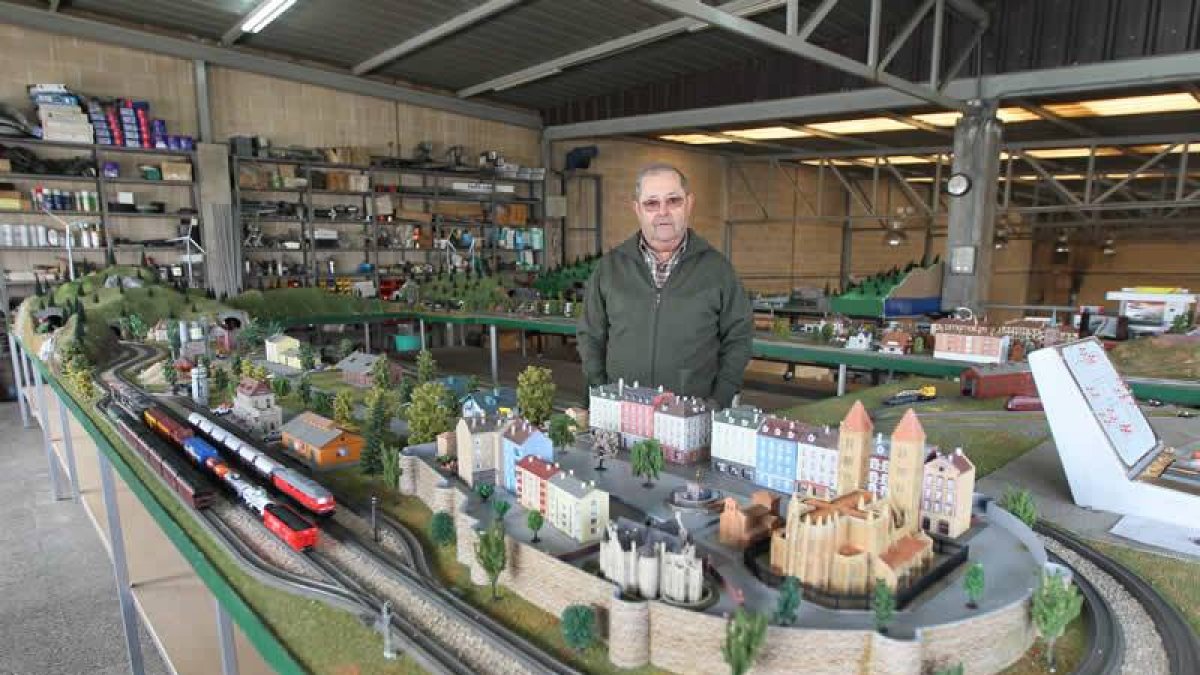 Pedro Pedrosa posa junto a la maqueta que bate su propio récord con 48 metros cuadrados.