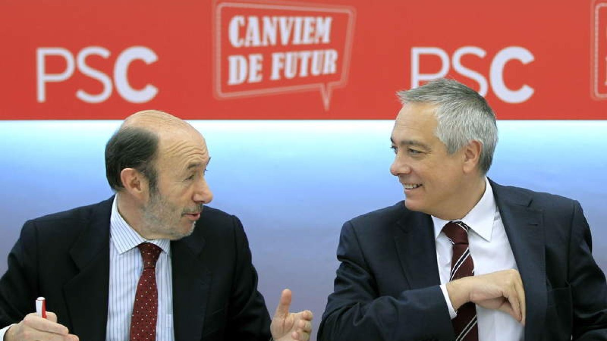 Rubalcaba y Navarro, en la reunión de ayer en Barcelona.