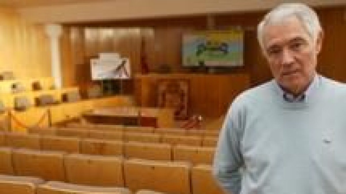 Enrique Gil posa para la entrevista en el salón de plenos del Ayuntamiento de San Andrés