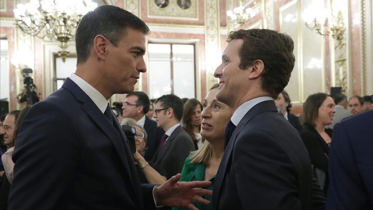 El presidente del Gobierno, Pedro Sanchez, saluda a Pablo Casado, líder de los populares, en presencia de la presidenta del Congreso, Ana Pastor, durante el presentación el pasado 9 de septiembre de los actos conmemorativos del XL aniversario de la Consti