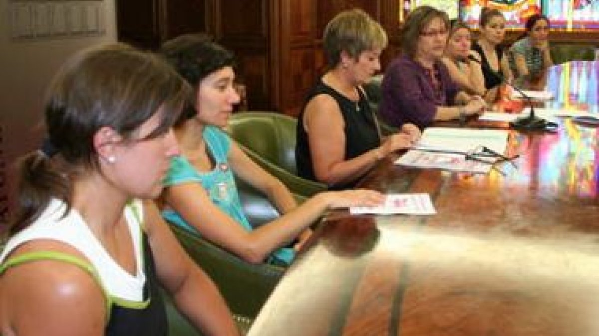 Evelia Fernández, en el centro, presentó el programa del verano para las bibliotecas.