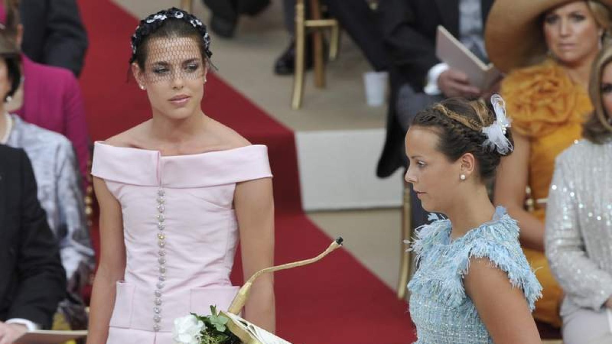 Carlota Casiraghi, a la izquierda, en la boda de su tío, el príncipe Alberto.